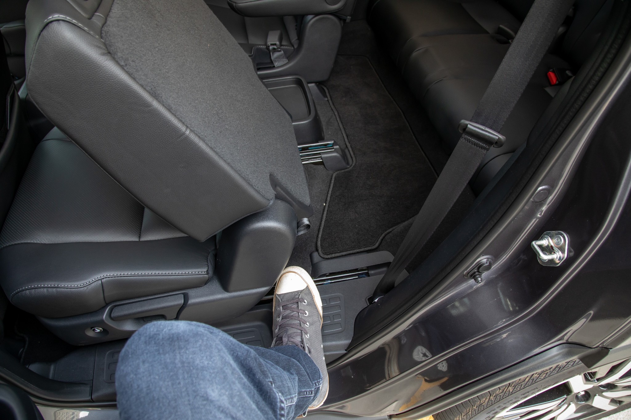 honda-pilot-2020-46-interior--second-row--third-row-access.jpg