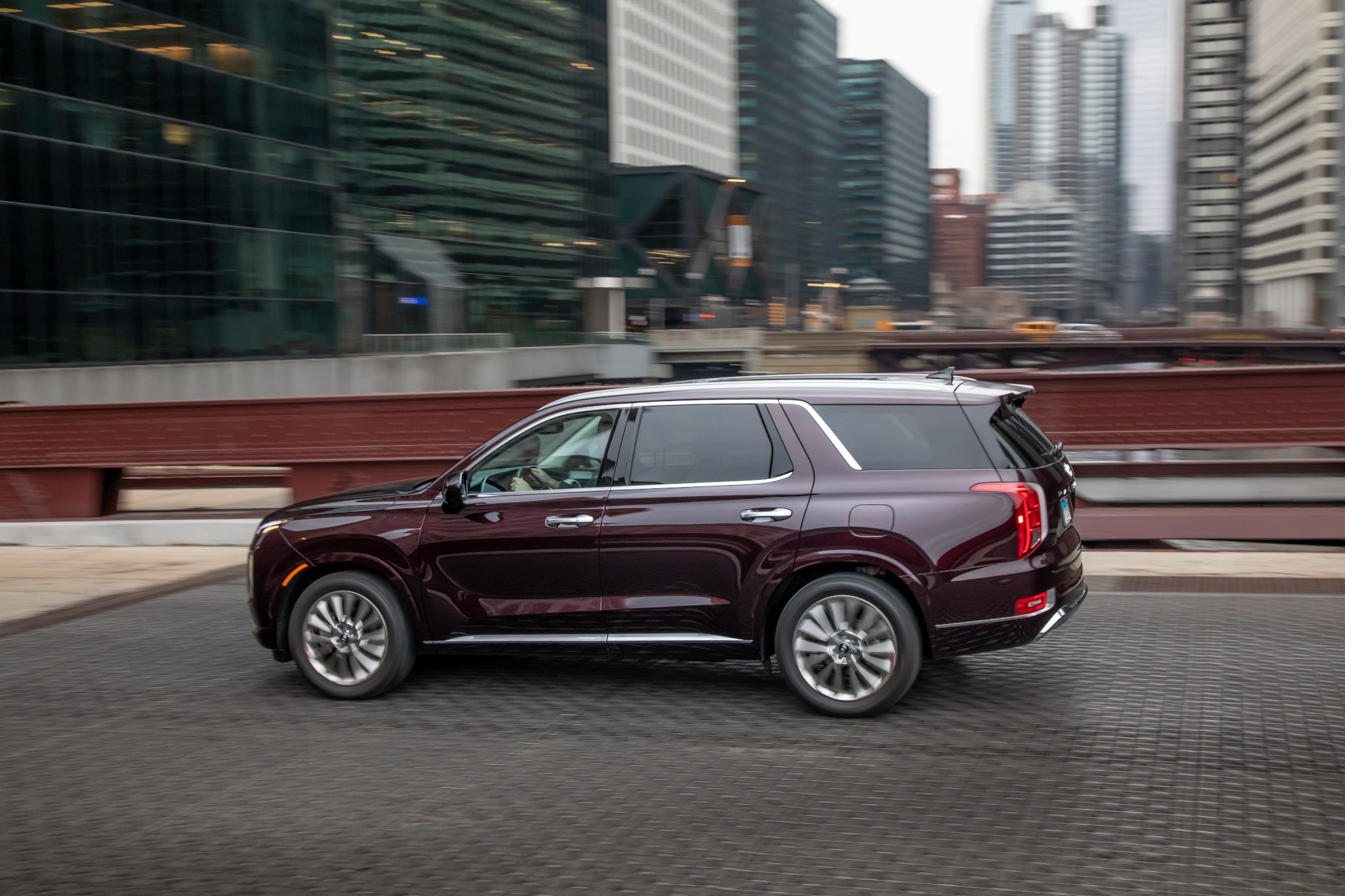 hyundai-palisade-2020-02-dynamic--exterior--profile--red--urban.jpg