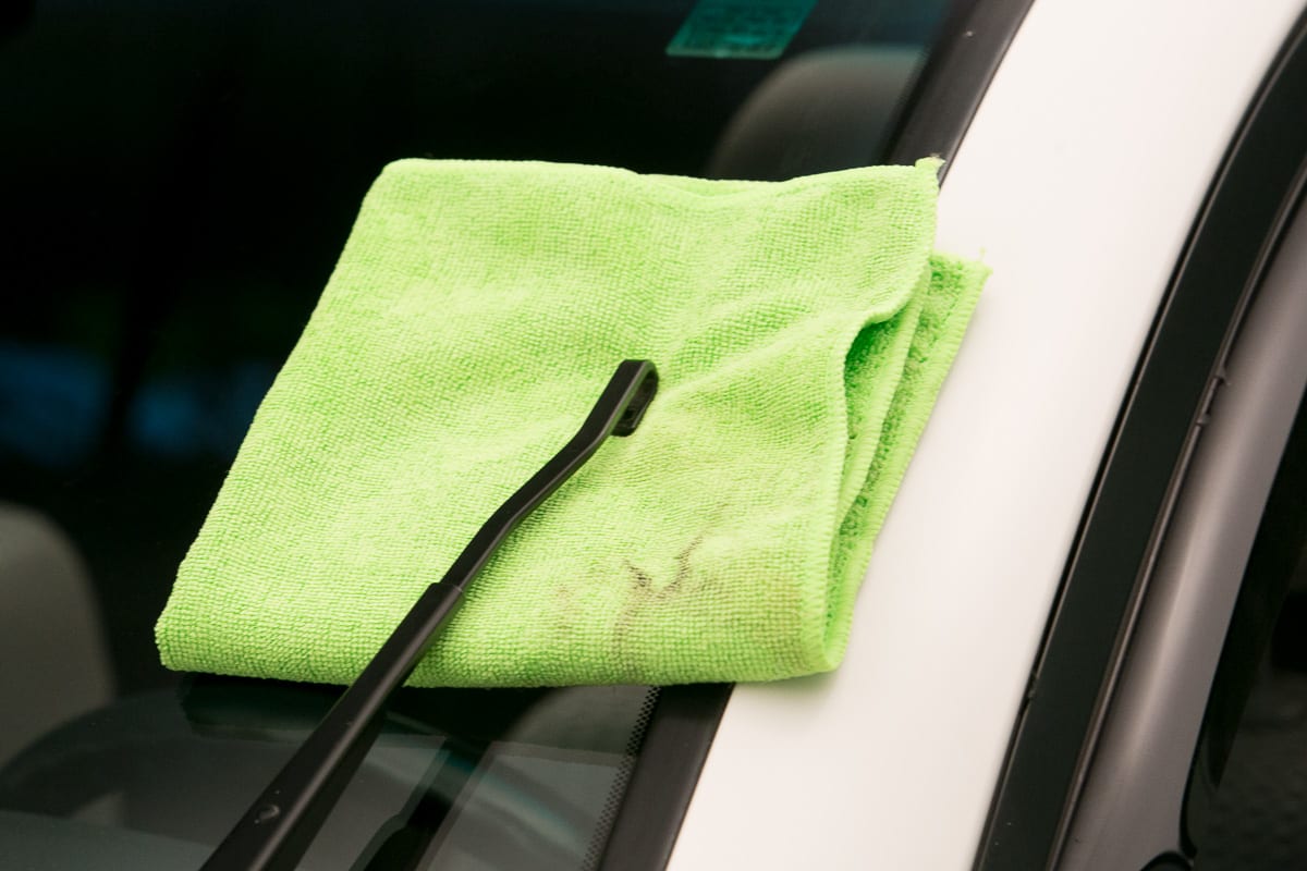 131031_WiperBladeInstall_ES_towel_windshield.jpg