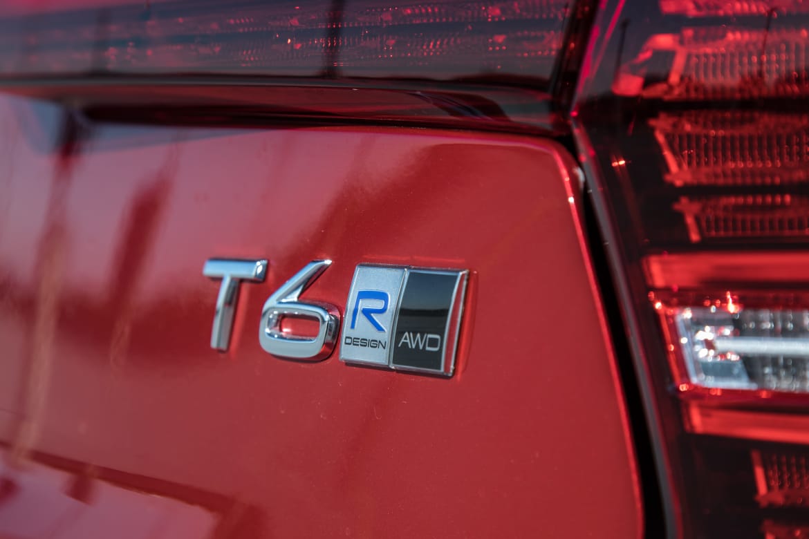 08-volvo-s60-2019-badge--exterior--rear--red--taillights.jpg
