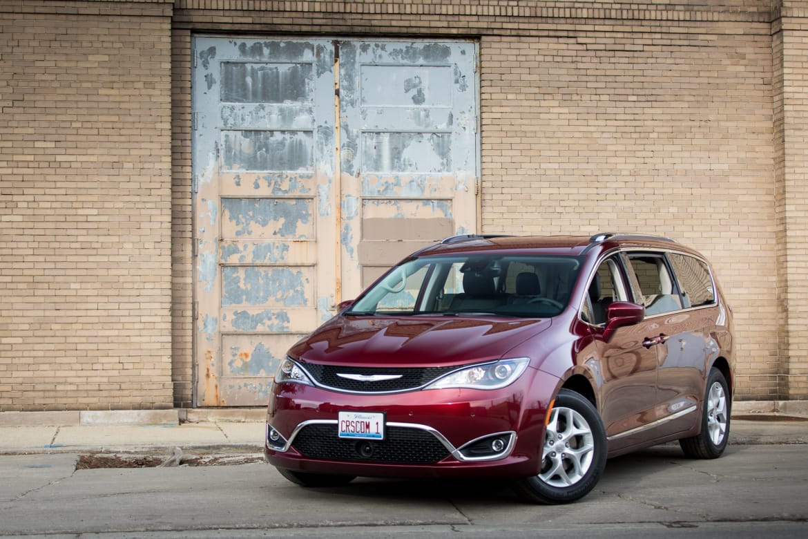 02-chrysler-pacifica-2017-angle--exterior--front--industrial--ou
