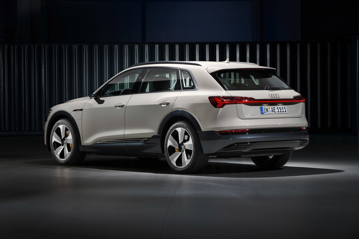 02-audi-e-tron--angle--exterior--rear--studio--white.jpg