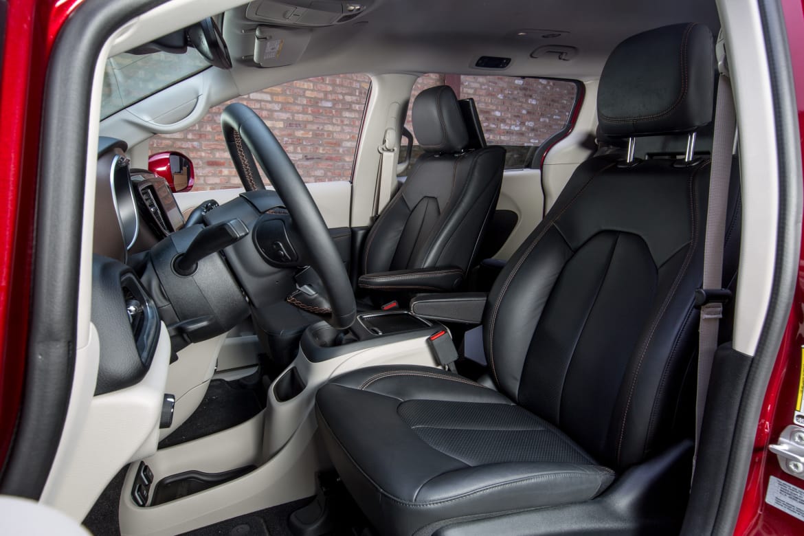 17Chrysler_Pacifica_CARSCOM_AC_39.jpg