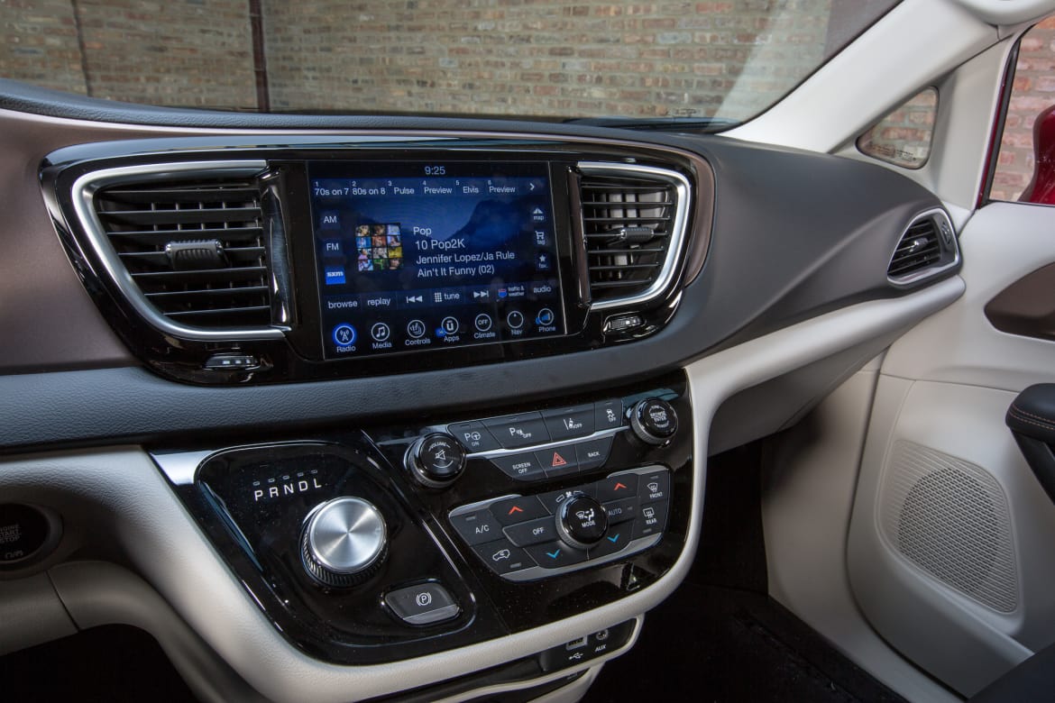 27-chrysler-pacifica-2017-accessories--center-stack--climate-con