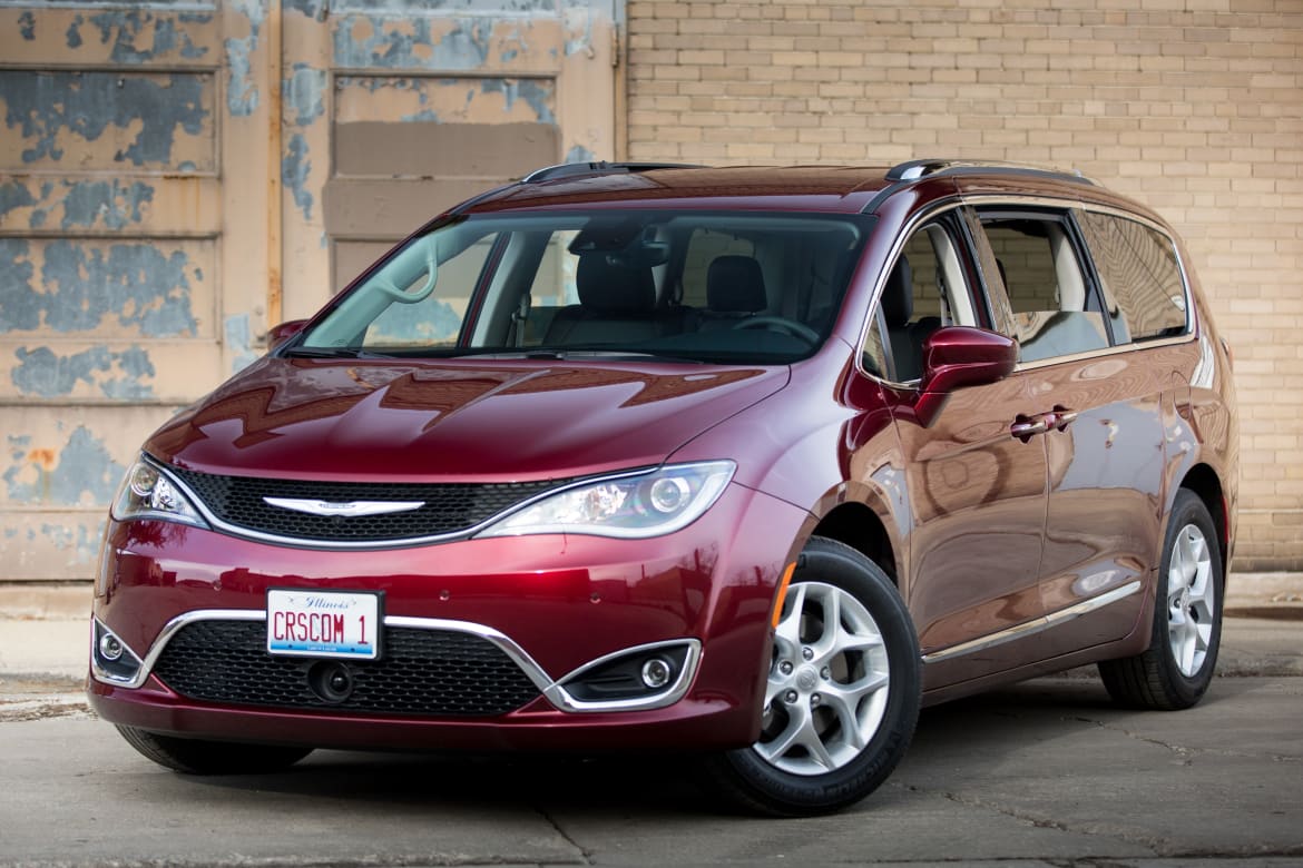17Chrysler_Pacifica_CARSCOM_AC_01.jpg