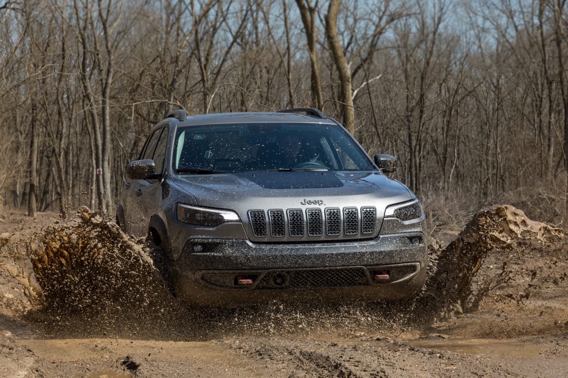 01-jeep-cherokee-2019-exterior-front-silver.jpg