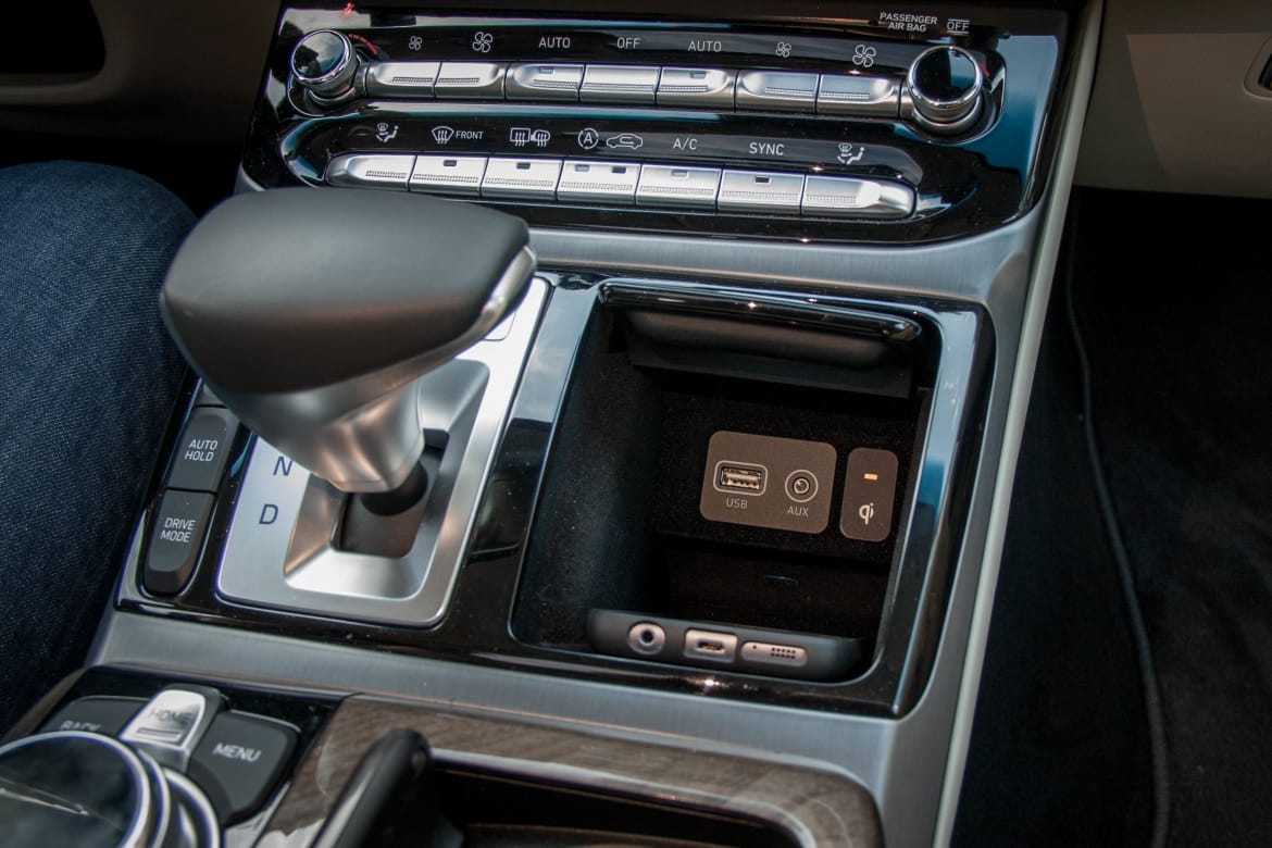 17Genesis_G90_FD_BW_18.jpg