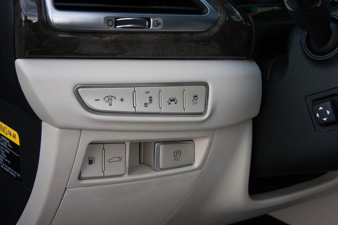 17Genesis_G90_FD_BW_17.jpg