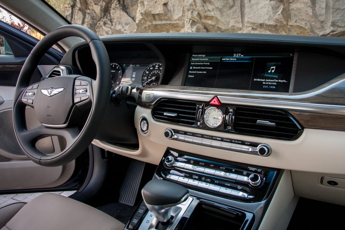 17Genesis_G90_FD_BW_12.jpg