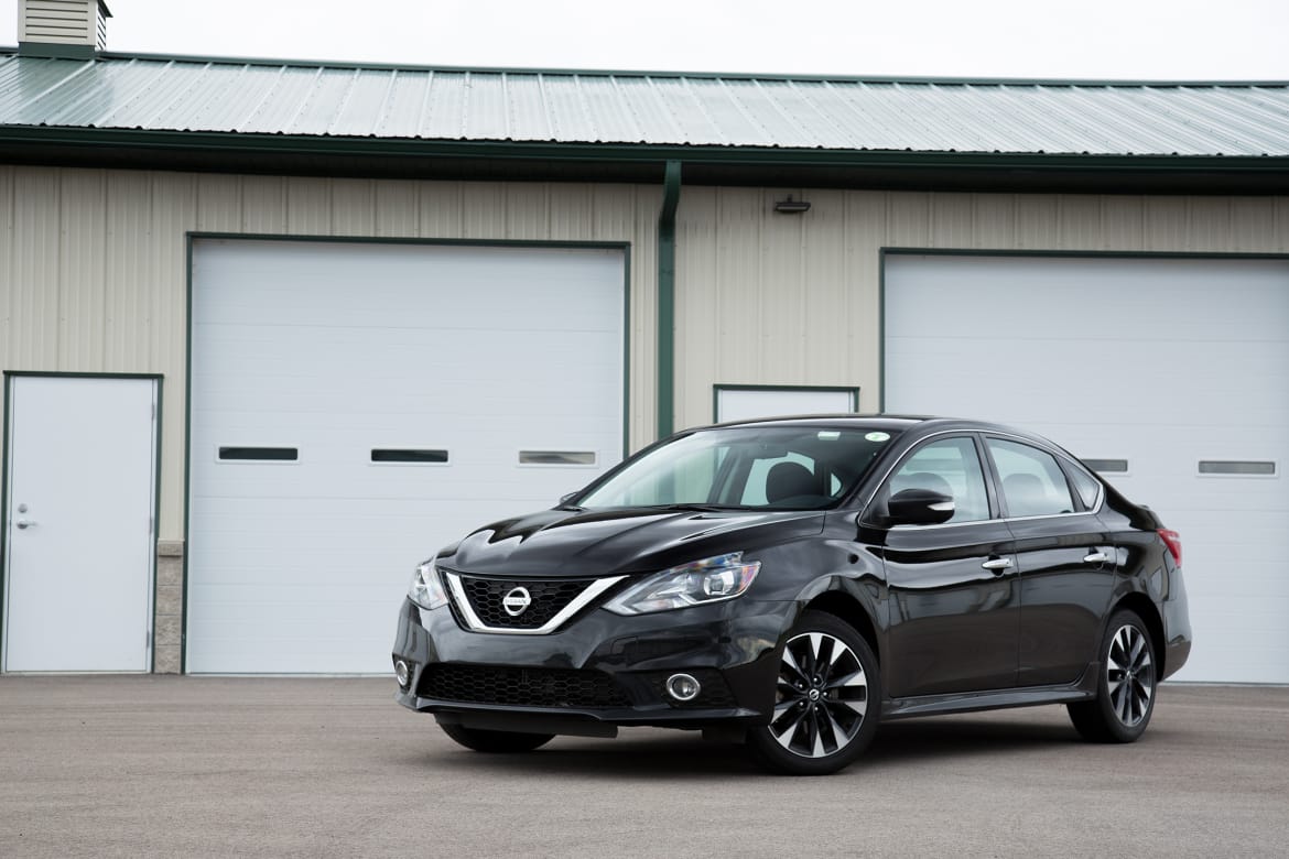 17Nissan_SentraTurbo_MT_ES.jpg