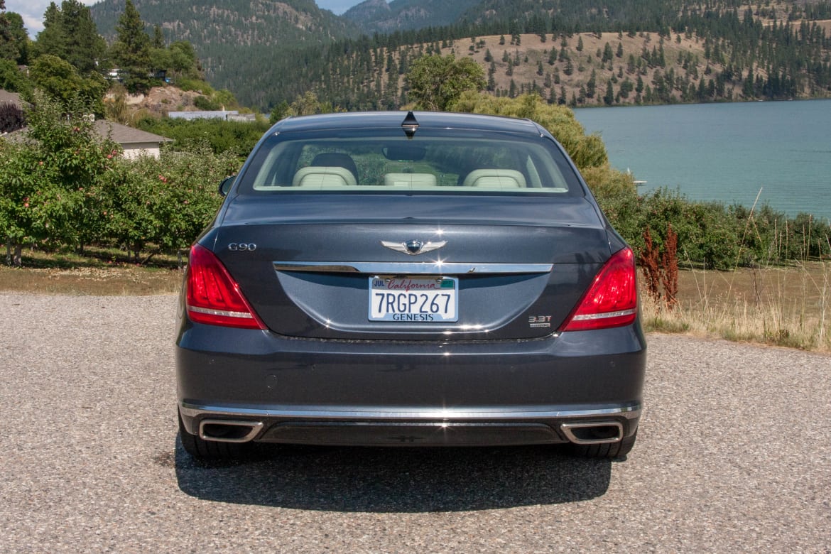 17Genesis_G90_FD_BW_09.jpg
