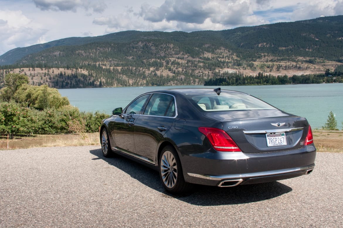 17Genesis_G90_FD_BW_08.jpg