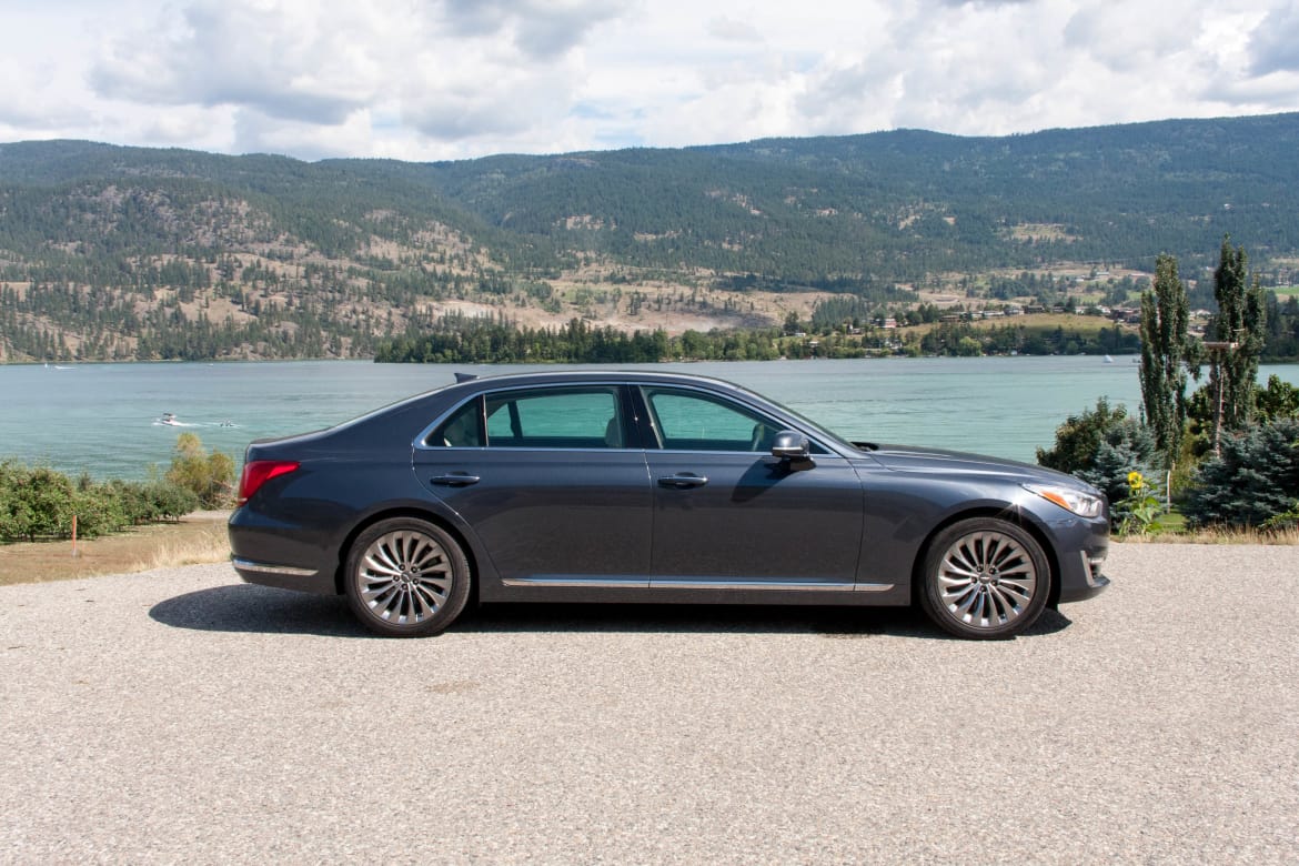 17Genesis_G90_FD_BW_06.jpg