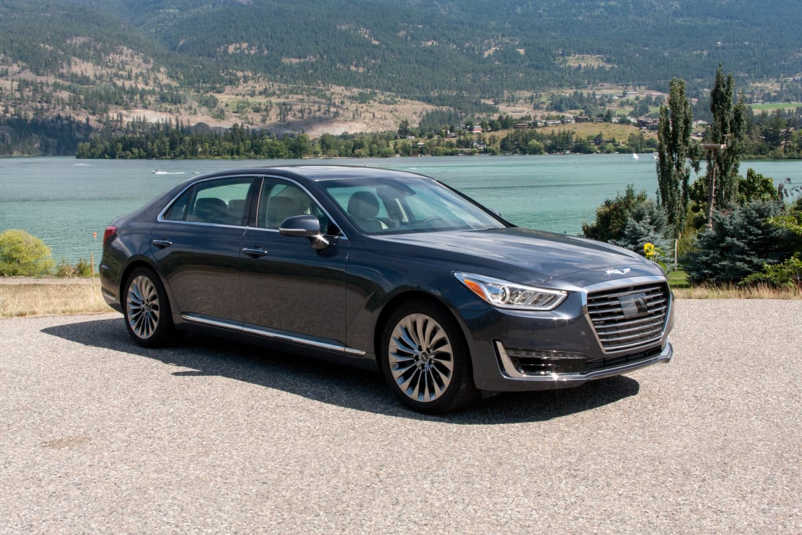 17Genesis_G90_FD_BW_02.jpg