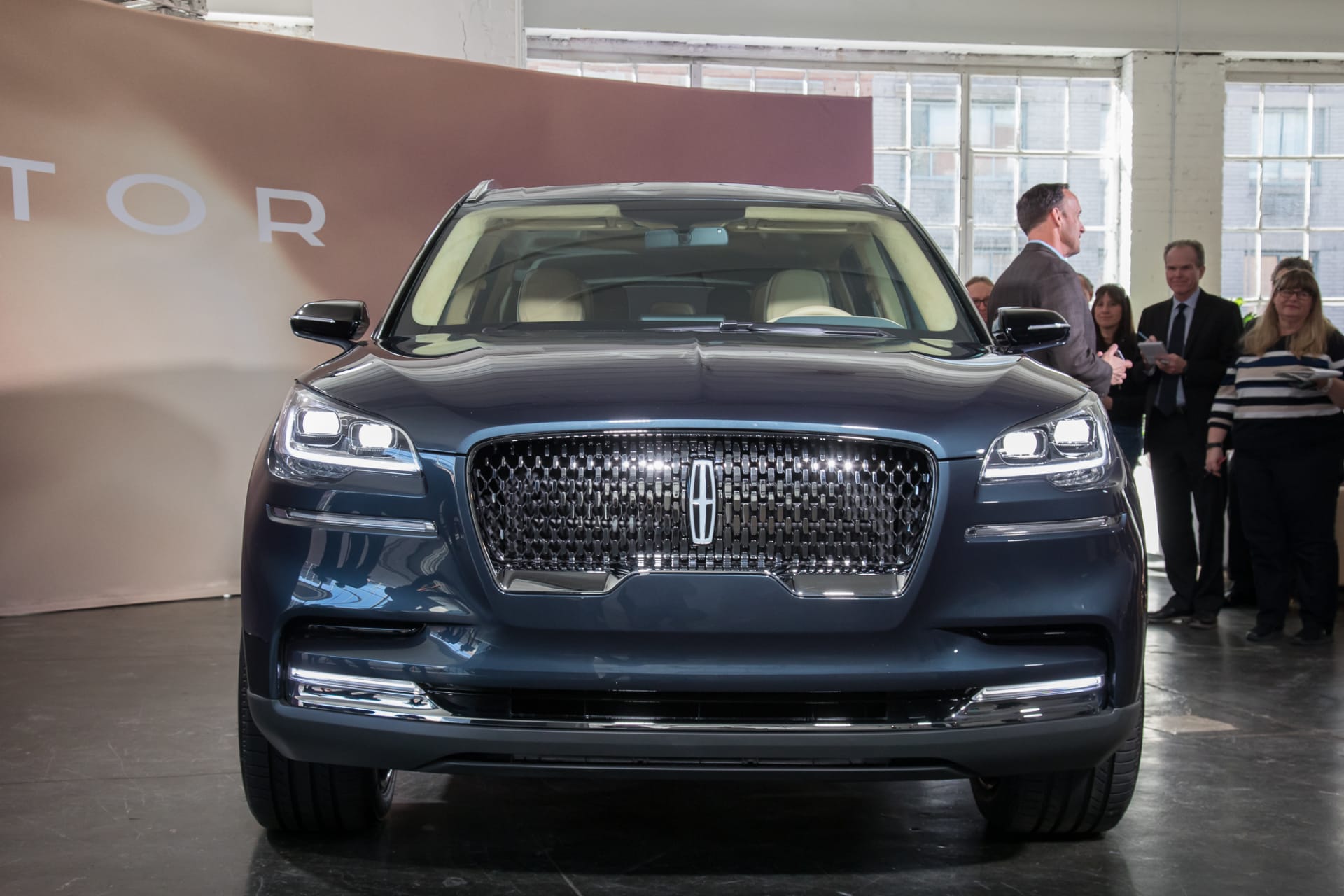 02-lincoln-aviator-suv-autoshow--blue--exterior--front.jpg