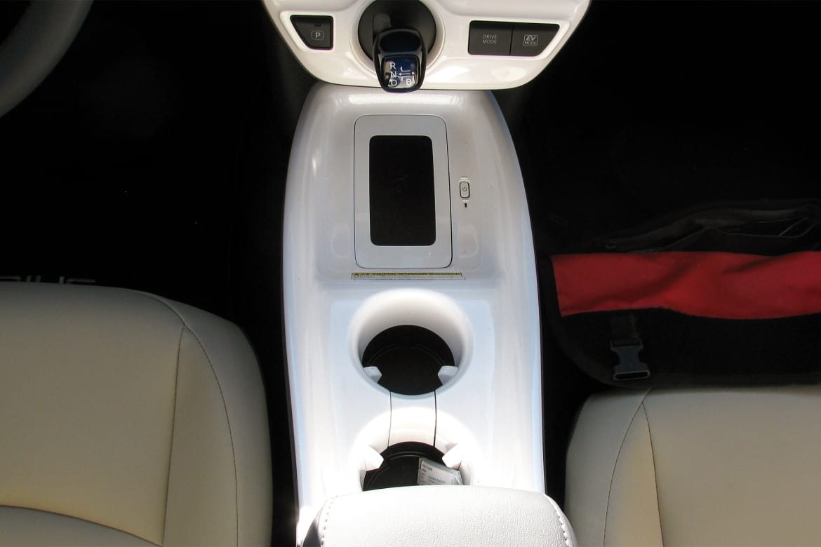 16Toyota_Prius_WJ_8.jpg