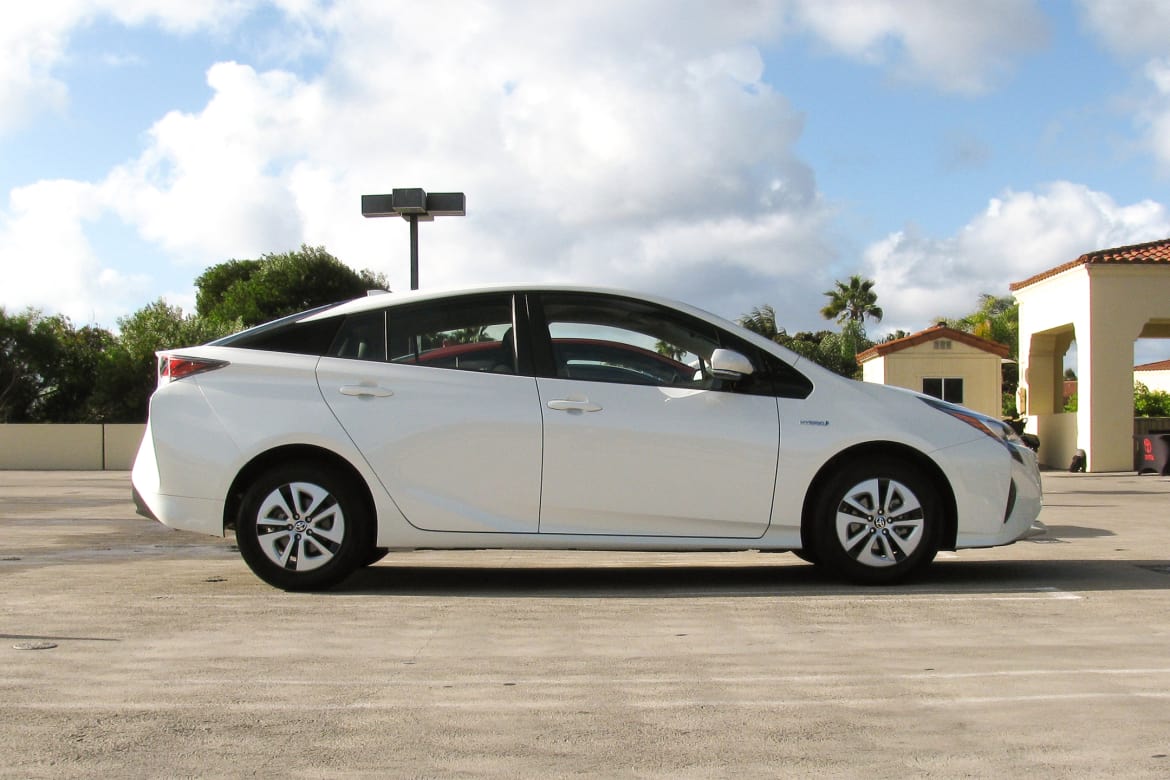 16Toyota_Prius_WJ_4.jpg