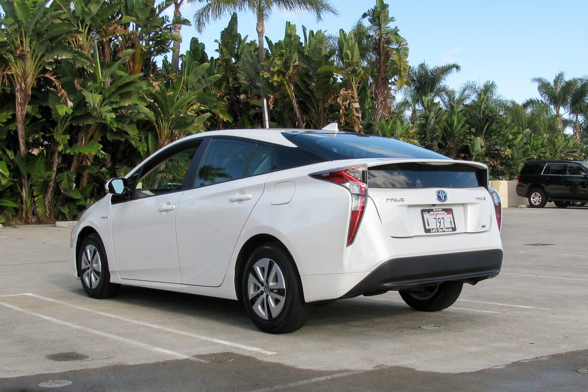 16Toyota_Prius_WJ_2.jpg