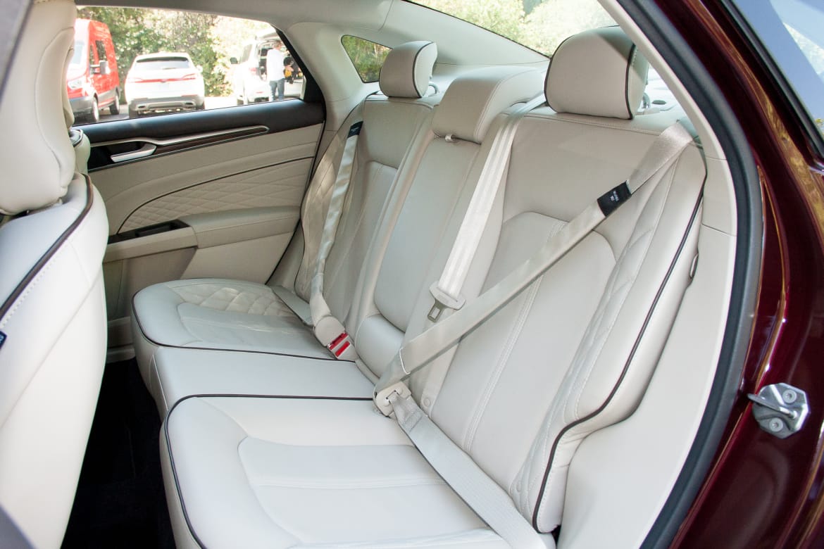 17Ford_Fusion_Platinum_BW_18.jpg