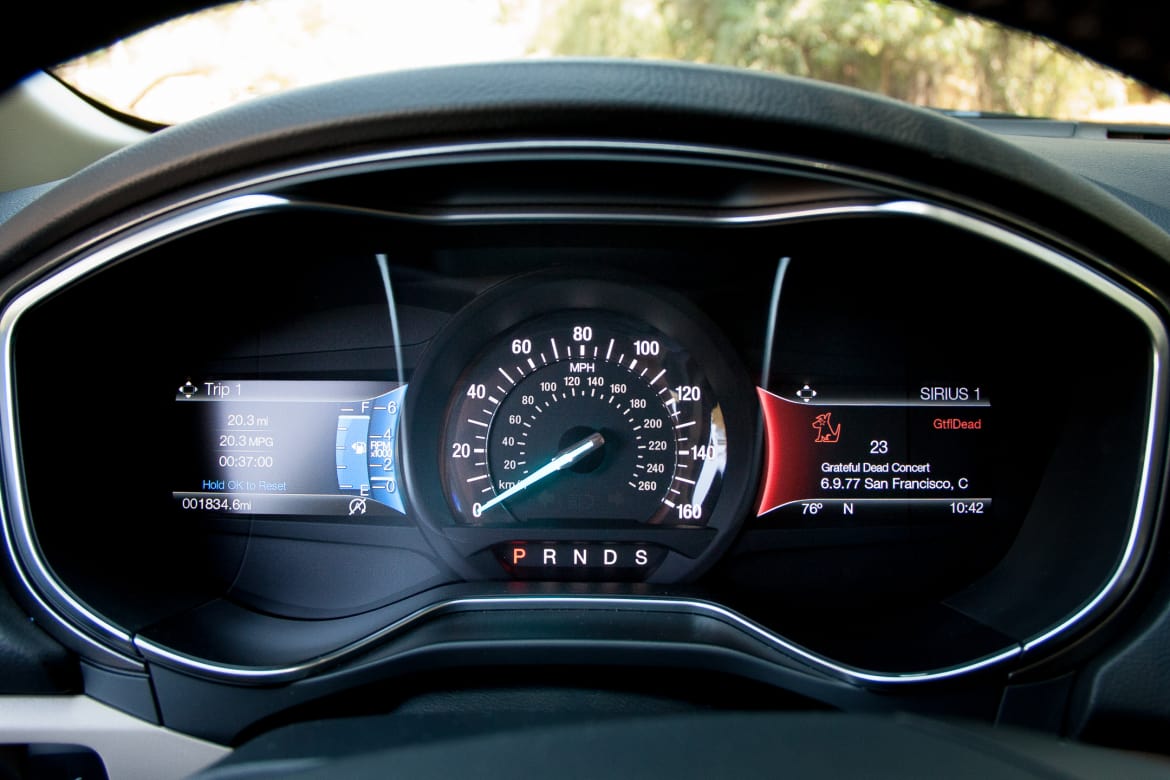 17Ford_Fusion_Platinum_BW_14.jpg
