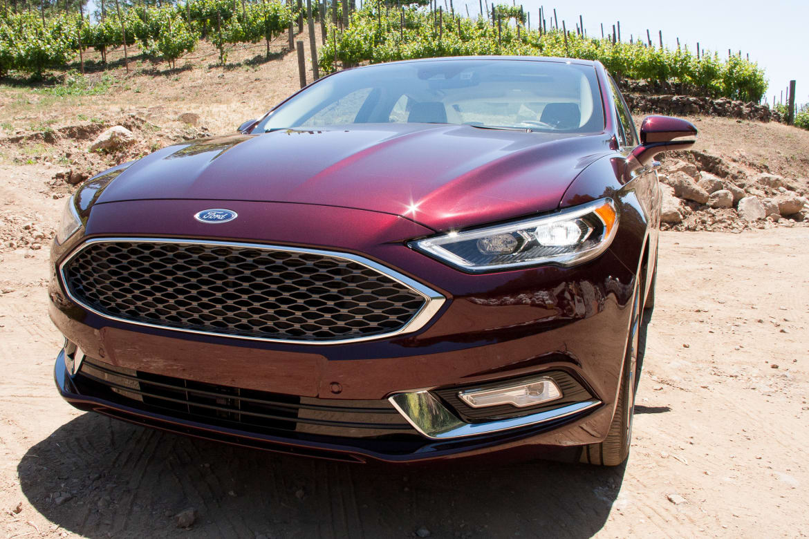 17Ford_Fusion_Platinum_BW_07.jpg