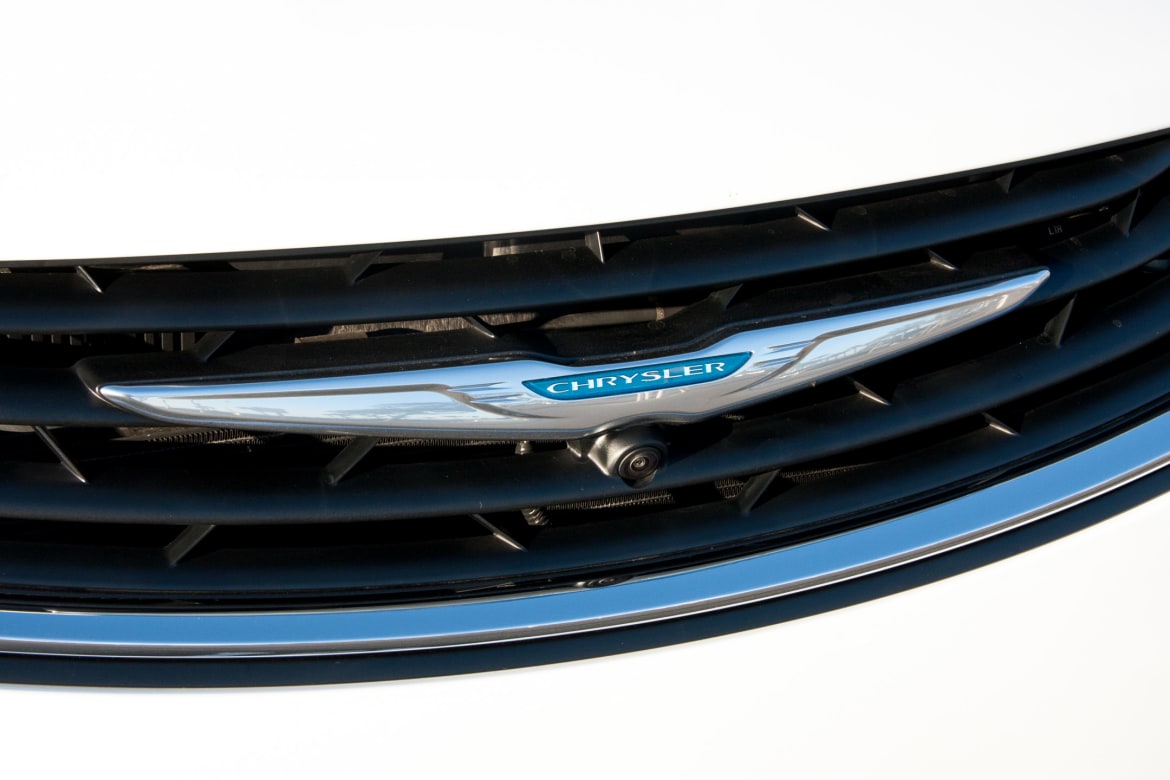 17Chrysler_Pacifica-Hybrid_BW_04.jpg