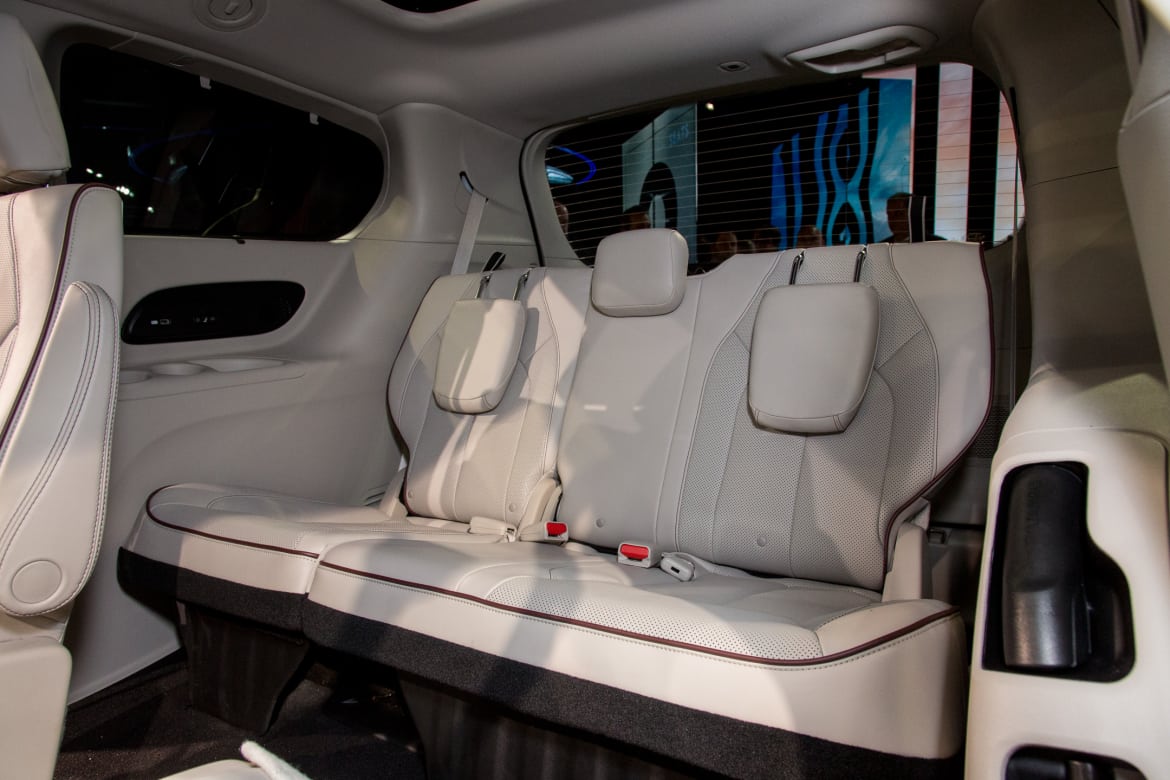 17Chrysler_Pacifica_AS_ES32.jpg