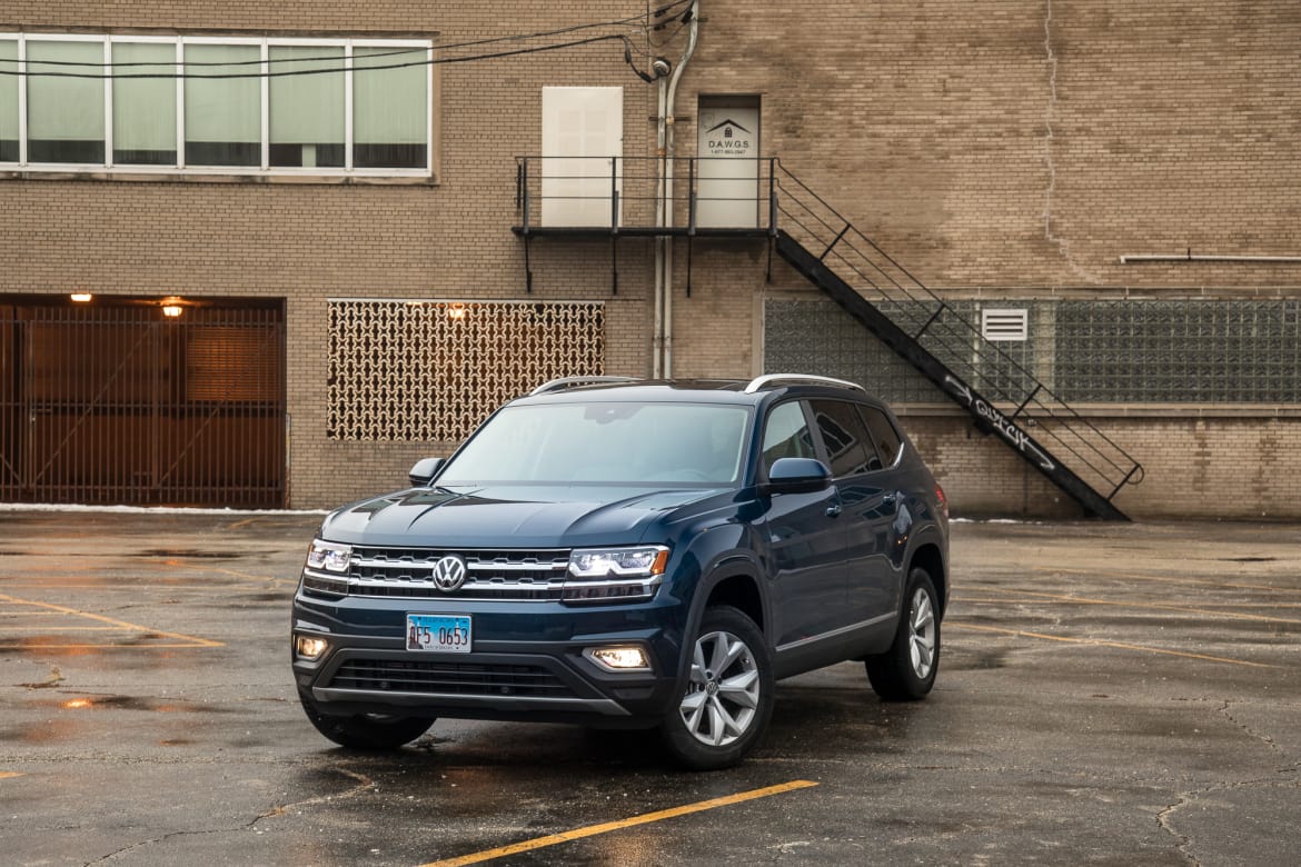 02-volkswagen-atlas-2018-angle-blue-exterior-front.jpg