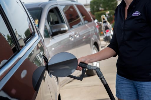 160915_Ultimate-Minivan-Challenge_Gas-Station_ES_02.jpg