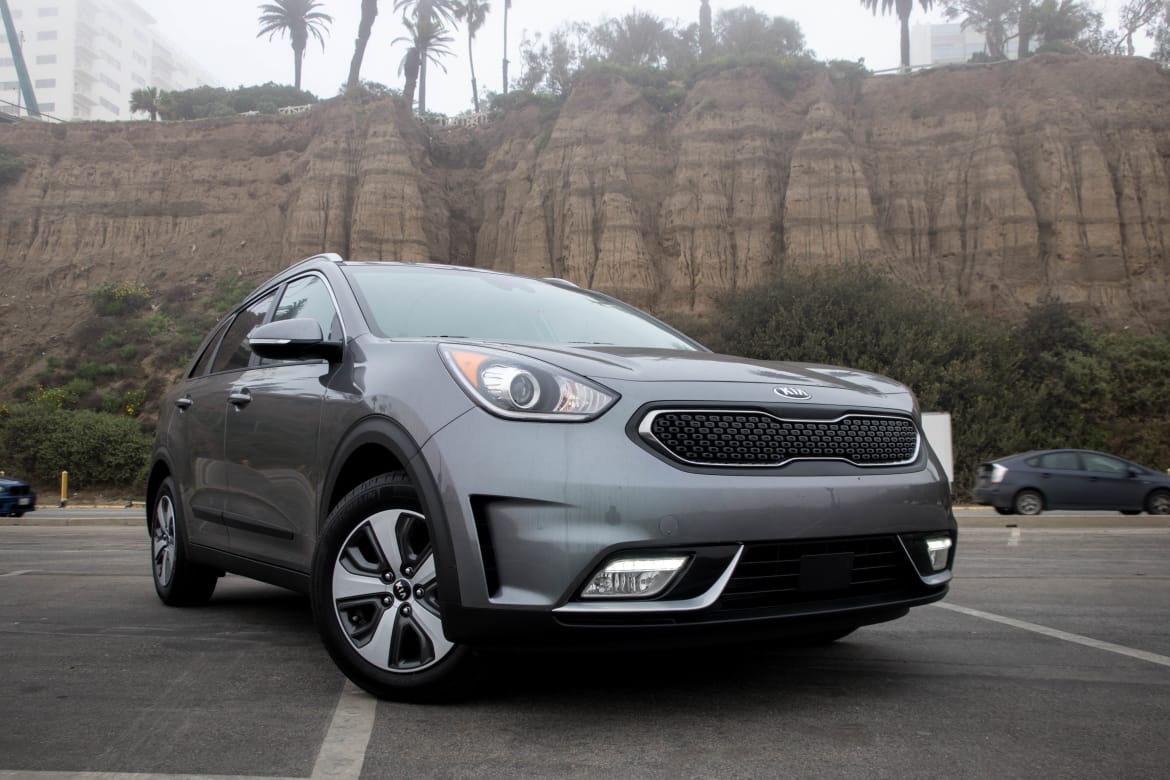 17Kia_Niro_Fuel-Econ_BW_01.jpg