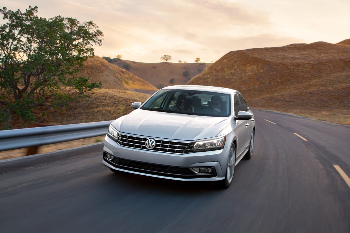 16Volkswagen_Passat_FirstDrive_OEM_05.jpg