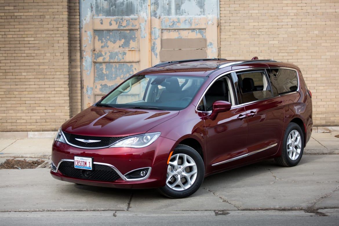chrysler-pacifica-2017-angle--exterior--front--industrial--outdo