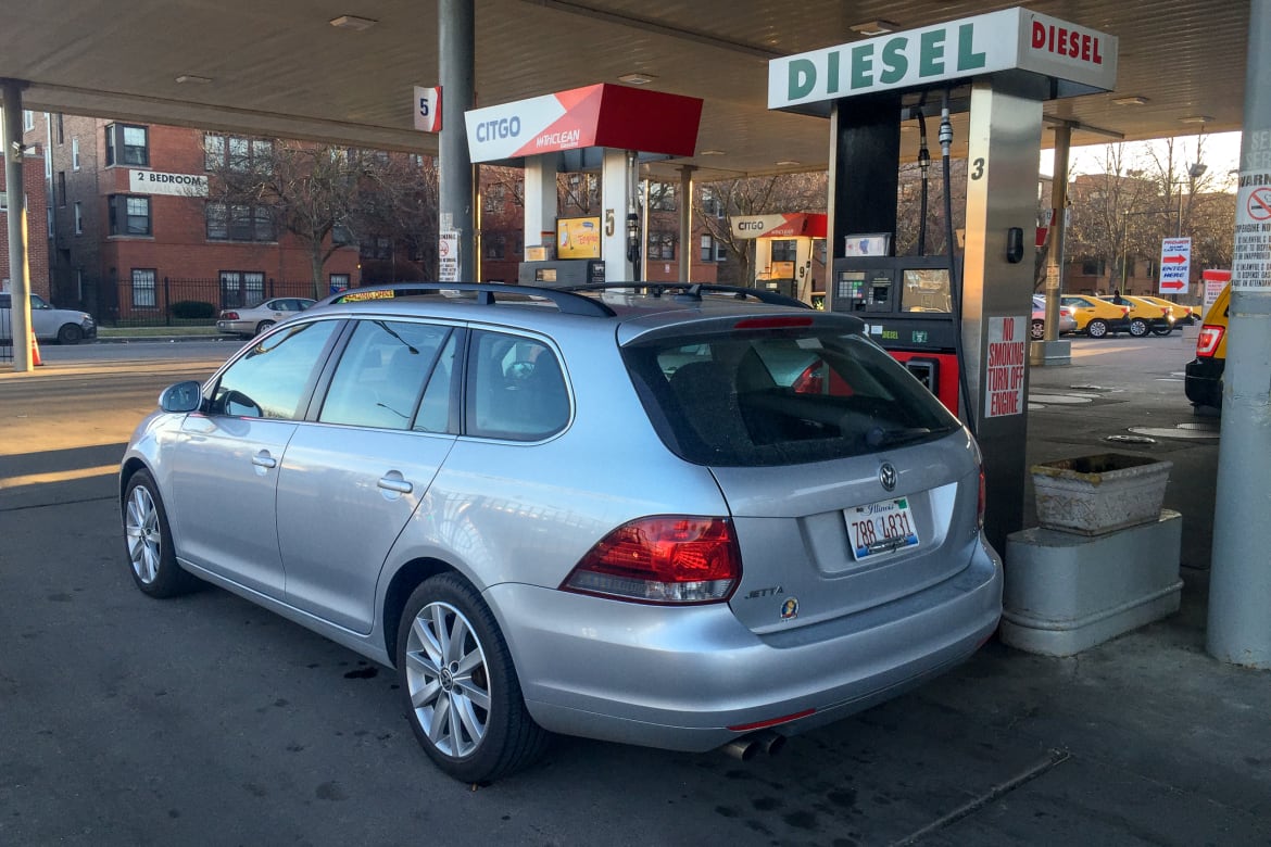 13Volkswagen_TDI_Gas-Station_JB_02.jpg
