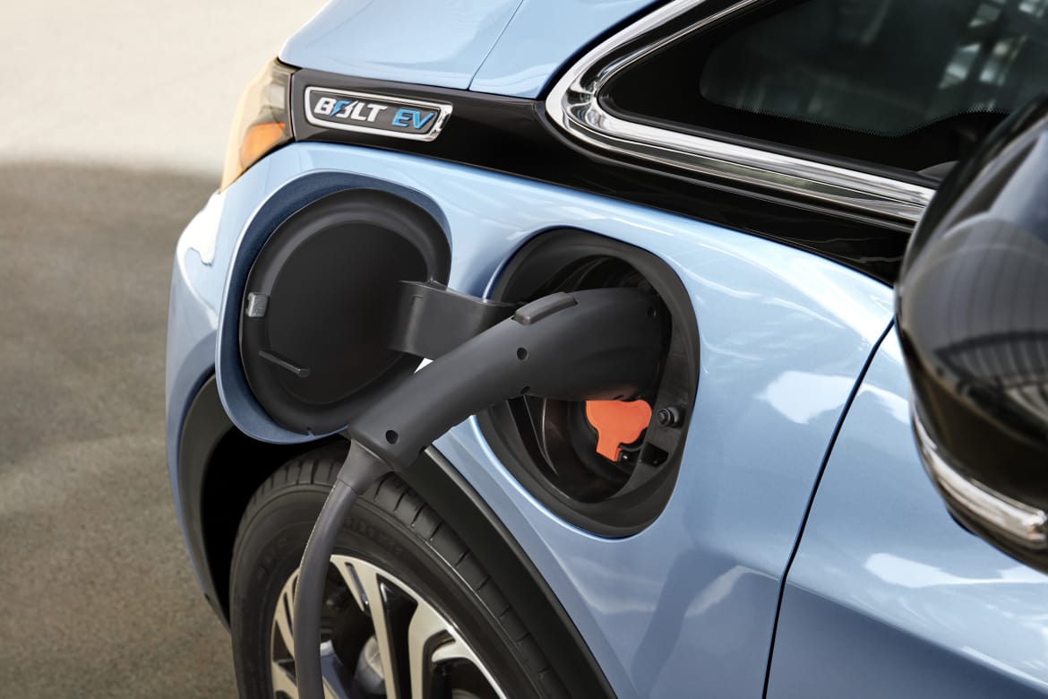 17Chevrolet_Bolt_EV_charging_OEM.jpg.jpg