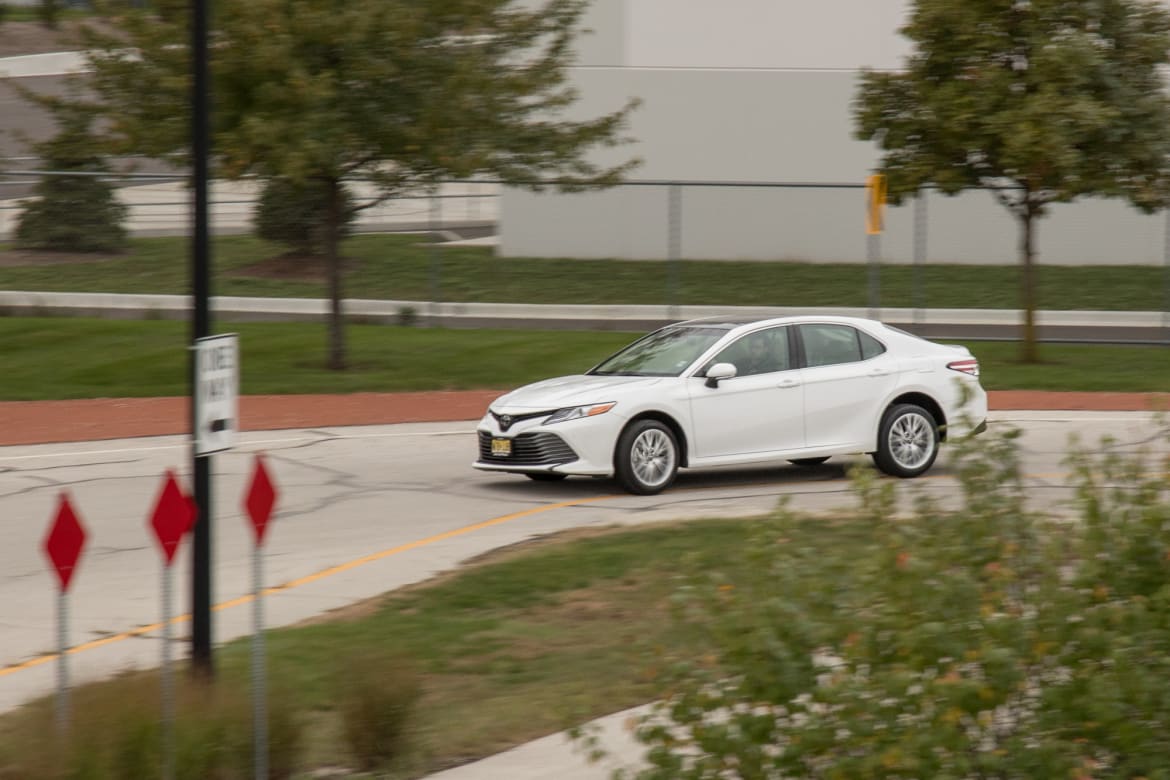 09-toyota-camry-xle-2018-dynamic--exterior--profile--white.jpg