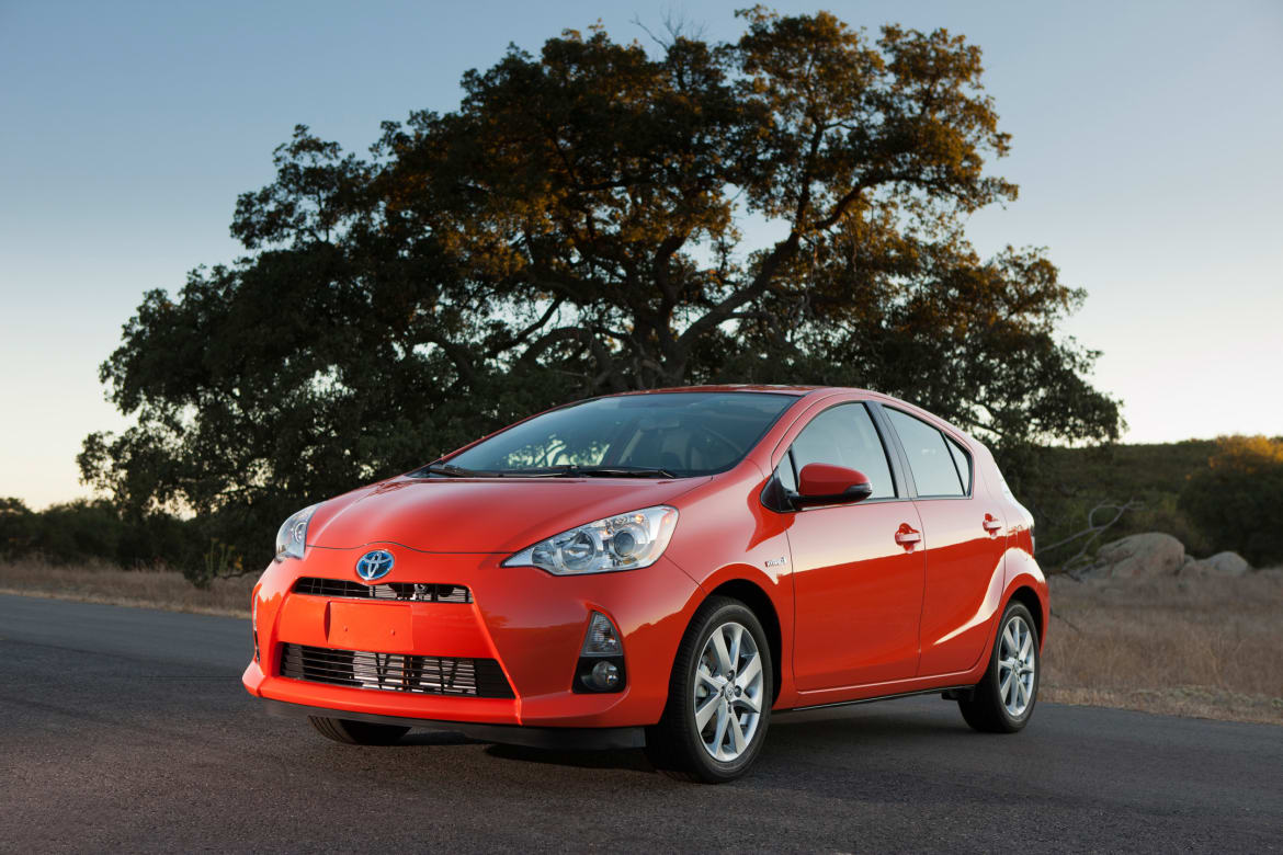 16Toyota_Prius-C_OEM.jpg