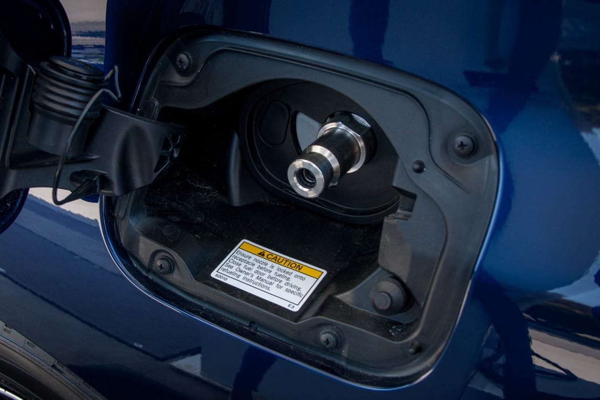 16Toyota_Mirai_BW_09.jpg