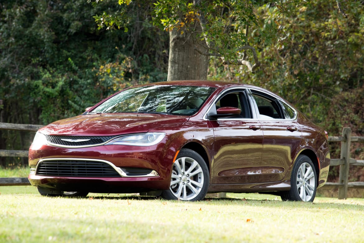 15_Chrysler_200_ES.jpg