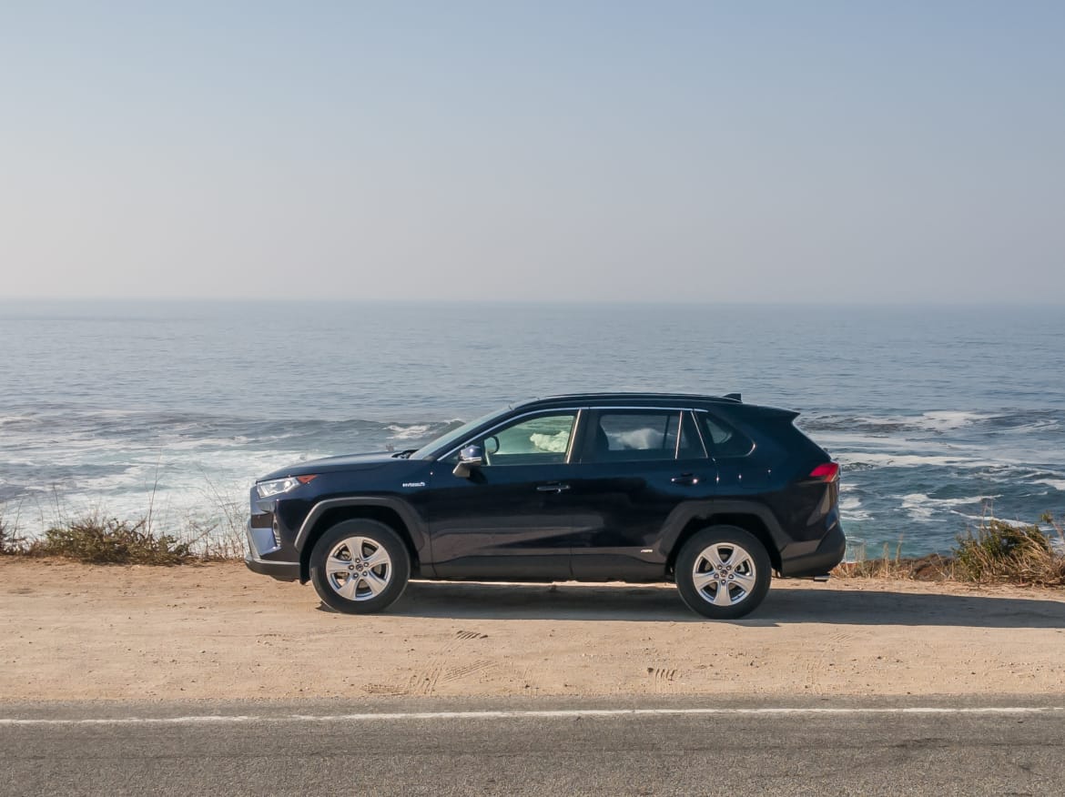 02-toyota-rav4-hybrid-2019-black--exterior--ocean--profile.jpg