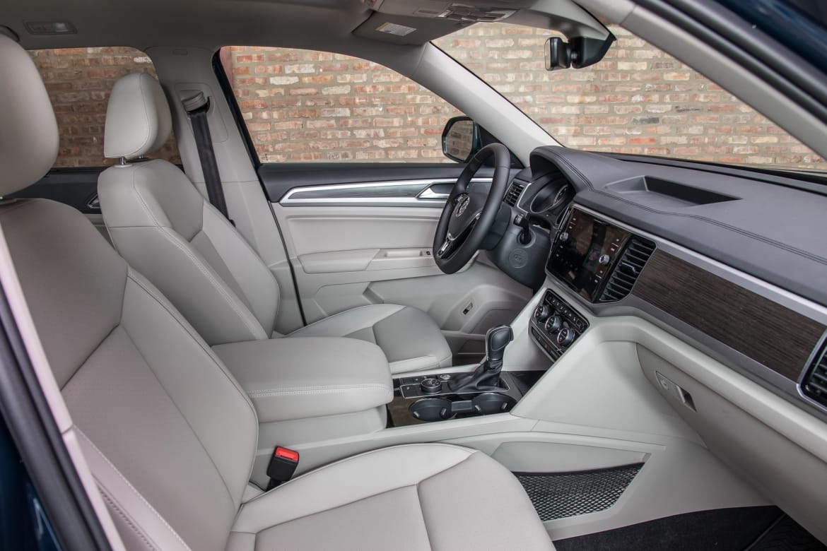 17-volkswagen-atlas-2018-cockpit-shot-front-row-interior.jpg