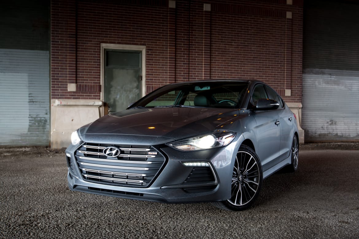 17Hyundai_Elantra-Sport_windshield-wiper-indic_AC_01.jpg