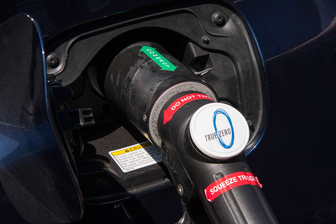 Filling-up-Hydrogen-Powered-Car_BW_04.jpg